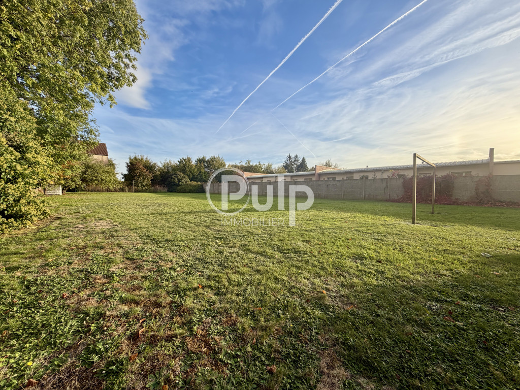 À VENDRE à Mazingarbe – TERRAIN À BÂTIR , + de 1300 m² avec 20 mètres de façade !!!