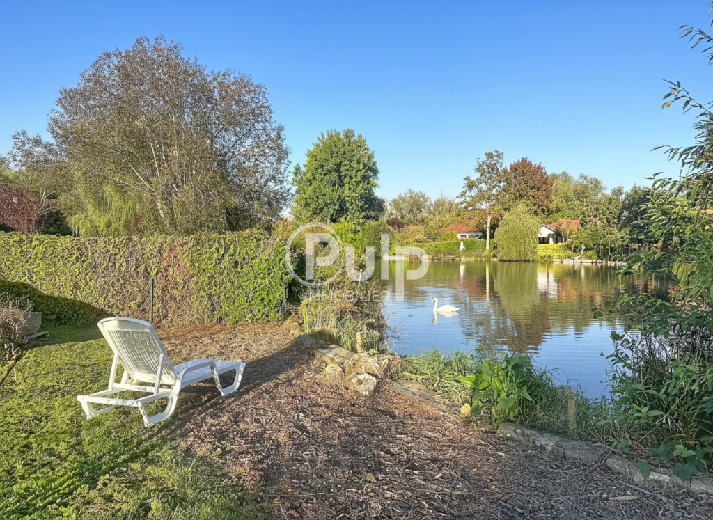 Maison de plain-pied avec 3 chambres, superbe point d’eau et grand jardin de 1 000 m²